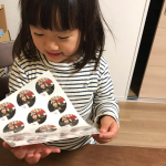 Seelでシールさんのサービスを利用して娘のシールを作ってみました。最近保育園の準備を自分で始めた娘。弟の引き出しとよく間違えるので、写真を貼って区別してみたら、毎日喜んで間違えずに準備ができるように…のInstagram画像