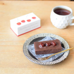 今日のおやつは、メリーチョコレートさんの「ルル　メリーショコラテリーヌ　グリオット」・・濃厚なショコラテリーヌに、フルーツブランデーに漬け込んだチェリーが中にも外にも！カカ…のInstagram画像
