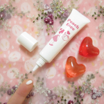 【ピーチフェイス】顔の産毛対策クリームです。かわいらしくもあり的確なネーミング（笑） ..「ヒオウギエキス」で抑毛、「セラミド」で保湿というシンプルさで子どもでも使えます。抑毛効果を発揮…のInstagram画像