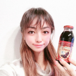 こちら、アロニア果汁というもの。ポリフェノールとアントシアニンがブルーベリーの５倍含有Σ( ˙꒳​˙ )ちょっと渋みがあるので、ヨーグルトに混ぜていただくのがオススメだそうです。…のInstagram画像