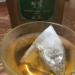 緑茶製法で作られた、TIGER さんのオーガニック生葉ルイボスティー。渋みはほとんどなく、煎茶の香りを楽しんで頂いています。#タイガールイボスティー #ルイボスティー #生葉ルイボスティー…のInstagram画像