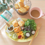 朝ごはんꕥ・・・前日に焼いたスコーンに@okada_nouen 岡田農園さんの無農薬野菜を使ったサラダも添えて🎵スコーンには桜の葉のパウダーを混ぜたらいい香りଘ(੭*ˊᵕˋ)੭*…のInstagram画像