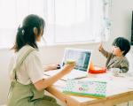 2人でデスクワーク💻ゆづはアンパンマンの知育パソコンだよ♡私がパソコン触ってるとゆづも！ってかまってちゃん発揮するからゆづ用のパソコンあると助かるの♡プログラム多いからひらがな英語…のInstagram画像
