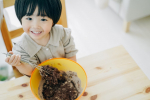 lets cooking♪クックルンになる！と言い出す息子さん←料理が好きなのか、私がやってるから自分もやりたいのかそこらへんはわからないけど良いことだと！てことで2歳児でも手…のInstagram画像