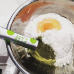 毎朝野菜ジュースとシェイクしてユーグレナ、の他にホットケーキや餃子に混ぜてみたよ♡♡どちらも子供達バクバク食べてくれて大成功*°🙆🏻混ぜるだけだし健康の為にこれからも色んな料理にどんどん混ぜて…のInstagram画像