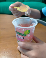 とっても食べ応えがあって贅沢に仕上げられた3層仕立てのゼリー😋♡♡ シーズン限定の【白桃ゼリー さくらmix】は、1、さくらジュレ2、りんごゼリー3、白桃果肉がゴロッと入った白桃ジ…のInstagram画像