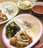 #小森樹脂 #楽弁 #作り置きおかず #置き弁 #つくりおき #monipla #komorijushi_fanおうち弁当🍱❤️蓋付のランチプレートで、仕切りもあるこの楽弁！このままレ…のInstagram画像
