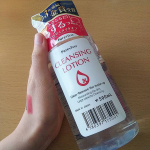 pureviviさんのクレンジングローションをお試しさせていただきました☺️ さっそく手にファンデーション、アイシャドウ(ラメあり、ラメなし)アイライン、口紅を塗って落としていきます。まずはコット…のInstagram画像