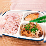 .💙楽弁💙..おうちでのお弁当、すなわち家弁づくりに最適なワンプレート🍙その名も『楽弁』です♡最近インスタでもこういった容器を上手に利用して作り置きされてる方を見かけて…のInstagram画像