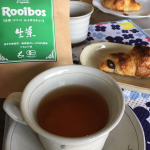 オーガニック 生葉（ナマハ）ルイボスティー を飲んでみました☕️南アフリカのルイボスティーの新芽を使用したオーガニック ルイボスティーです🎶，■天日干しをあえてしない事で健康成分のフラボノイド…のInstagram画像