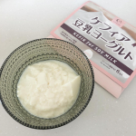 子どもと一緒に、豆乳ヨーグルトを作りました🥛💕と言っても、豆乳のパックに粉を入れて振っただけ😂ヨーグルトって牛乳でしか作れないと思っていましたが、豆乳でもできるんですね😲❗️.最初、豆乳でヨー…のInstagram画像