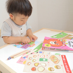 ..@gakkenyoujiworkさまの学研の幼児ワーク はじめてできたよ！ シールブックシリーズ、⚪︎２歳　シールであそぼう（どうぶつ/おみせやさん)を使ってみたよ♡…のInstagram画像