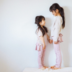 @narumiyaonline_official @broom_kids ♡バックフリル付きレギンスパンツを姉妹で着用してます！.女の子らしいピンク💕お尻のフリルが可愛いよ♡…のInstagram画像
