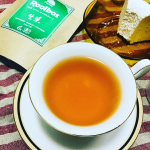 タイガーの生葉ルイボスティーとかーべカイザーのケーキでティータイム☕︎このルイボスティーの水色がとても綺麗🌟あえて日本茶のように発酵を止め作っているんだそう☺️ #タイガールイ…のInstagram画像
