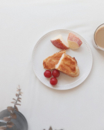 朝ごはん☀️.私はパン派🍞.今朝は、しっとりフレンチトーストとフルーツ🍎🍇.朝からフルーツ食べるとなんかからだにいいことした気分♪.................…のInstagram画像