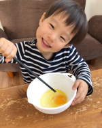 昨日のウッディ風オムライスを作る時に「まぜまぜしたい〜❣️」と言ったので、お手伝いお願いしました😊混ぜるの好きみたいで、楽しそうに混ぜ混ぜしてくれました😆🎶下の子がずっとやりたそうに眺めて…のInstagram画像
