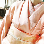 幼稚園のゼッケン用に欲しかったアイテムですが、今ハマり中の着物にも使えました¨̮♡︎ 長襦袢の刺繍半襟を軽く固定するのにピッタリ¨̮♡︎ 半襟だけ外して洗うこともあるからとても便利です(*^_^*…のInstagram画像