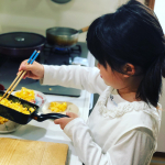 【おうち時間　子どもと一緒に料理】おうち時間が増えて、毎日のご飯作り、お疲れさまです^_^; ムスメと一緒に朝食を作りました。まだまだスムーズにはいかなくて、時間がかかるけれど、自分で…のInstagram画像