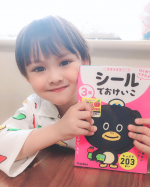 #おうち時間 で最近やっているドリルは、﻿シールでおけいこ　3歳🍎です ⠉̮⃝ˊ˗﻿﻿ひらがな書いたり数字書いたりは、﻿お勉強！って感じがするからか、﻿やっても途中で飽きちゃったり…のInstagram画像