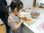 .お外に遊びにいけないからおうち時間を楽しむために一緒にお料理楽しんでるよ❤️.お料理づくり、好きになってくれるといいな☺️☺️..#マルトモのかつおぶし #お野菜…のInstagram画像