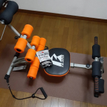 息子がラグビーをしているため自宅の一部屋をトレーニングルームにしています私は普段職場近くのヨガ、ピラティスに通っていますがコロナウィルス予防のため閉館され自宅トレーニングのみで…のInstagram画像