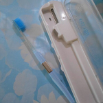 キスミーの除菌歯ブラシケースと巾広歯ブラシです。持ち運びもできて、除菌もできて、また、最後の写真は、電池切れかどうかもわかります。嬉しい存在です。2番目の写真は、除菌している所です。#アイオニ…のInstagram画像