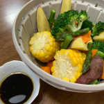 @risu_official_jp さんのボルコラが我が家に仲間入り🌽🍠野菜をザルで洗って水を切ってそのまま蓋をしてレンジで調理できるので簡単に美味しい温野菜が作れました🥰残っても蓋をすれば冷…のInstagram画像