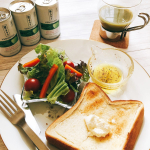 トーストにクリームチーズのせが好きすぎて💦止まらない🍞食欲が止まらないので、緑でサラナも欠かさず飲んでますっヽ(*´∀｀)ノサラナは、コレステロールを下げてくれる効果があるよ♡♡…のInstagram画像