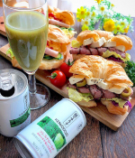 こんばんは😃..#今日のお昼ごはん#クロワッサンサンド..具はローストビーフと、ハム&スクランブルエッグの2種類。近所のスーパーでは、200g入りのクリームチー…のInstagram画像