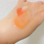 無添加拭き取りバームだから、肌の潤いを守りながらメイクオフしてくれる😊初めはひんやり🍧なのにメイクと馴染ませるととろーり✨メイクオフ後は、潤いも香りもあって癒されます🌺個包装になってるのもちょっと嬉し…のInstagram画像