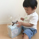 あと1週間で1歳のお誕生日🎂なので、1歳から食べられるカレーに挑戦🍛！したはいいものの…やっぱりカレーが服についてしまいました…🤦‍♀️ こんな時も#ネオナチュラル　の#neobaby善玉…のInstagram画像