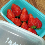 小盛さん・中盛さん　２おにぎり2個におかず、別に味噌汁を添えると本当にベストな食事量な中盛さんでした。高さのある中盛さんをいかして、大好きなフルーツやケーキを入れてみました！大…のInstagram画像