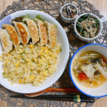 *旦那ごはん*最近かなりお疲れなようなので中華風のごはん🍽⚫︎チャーハン(いつもお店みたいと言ってくれる)⚫︎ギョーザ(マッスルギョーザ🥟タンパク質凄い)⚫︎ぴよがちぎったサニ…のInstagram画像