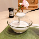 トルコアイスみたいに伸び〜るフィンランドのヨーグルト、「ヴィーリ」を作ってみました！日本ではヴィーリは売っていないのですが、手作りできる菌が売られています。.作り方は簡単で、牛乳パックひと…のInstagram画像