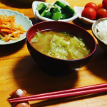 食べ方・食べ物を変えて食品ロスを減らそうという記事を読んで、影響を受けました😋キャベツの外葉を使ってお味噌汁。大根の皮のキンピラにチャレンジしてみました。今回のキャベツは、外葉も柔…のInstagram画像