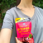 BCAAとオルニチン配合のダイエットサポートは運動効率を上げてくれるサプリメント.ランニング前に飲むようにしています♡ランニングにはロス発のヨガブランド ekaのVネックTシャツ.ストレッチが…のInstagram画像