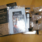 新しい武器（調理器具）を手に入れた！まずは第一回め。ただいま #いぶし中 。今回は【生鮮系】ジャンルより、にんじんといんげん豆で挑戦。 #スモークチップ は3種類の中からサクラを選択。まだ慣れ…のInstagram画像