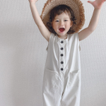 ❁#monaひょうきん族 🤣🤲・手に持ってる お菓子とかかいくんの表情とかお洋服POST的にはNGだけどひょうきん族なら許される😏👍←・それにしても 安定の へたくそ笑…のInstagram画像