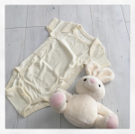 ＊6月に入って、すっかり夏。娘の服、色々買ってたけど、長袖とか着せる時期がすぐ過ぎ去った。肌着だけで過ごす日も多々。シャルレの肌着、初めて着せたけど、触り心地も良いし、着せやすい。お値段…のInstagram画像