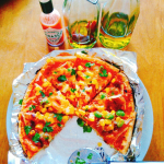 🍕 久々のピザ～まだバジルは株が小さいのでベランダ菜園最後のイタリアンパセリを散らして。息子は🍕大好きなので、すごい勢いで食べます。白米もそのくらいの勢いで食べてほしいですが……のInstagram画像