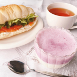 〜 休日のブランチ 〜お仕事が再開して、朝またバタバタする生活に戻ってしまったので…お休みの日はゆっくりブランチでもと思いまして！スモークサーモンとクリームチーズのサンドと、ホームメイ…のInstagram画像
