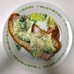 手作りマヨネーズをブロッコリーと和えて、手作り焼豚と一緒に手作りカンパーニュにのせたタルティーヌ#monmarche #野菜をMOTTO #野菜をもっと #スープ #レンジ #カップスープ #…のInstagram画像