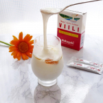 フィンランドで人気の伸びる発酵乳ヴィーリが簡単に作れるホームメイド・ヴィーリ.スティック1本と牛乳1リットルで6個のヨーグルトが作れました〜🐄 とろ〜ねば〜っとした濃厚さのあるヴィーリ.北欧で…のInstagram画像