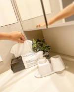 ____@isdg_japan 使い捨て nonpaper towel 薄手タイプ洗面所のタオルをぶら下げっぱなし。これって結構汚い？！ホコリとかたまるし、何回も濡れて…のInstagram画像