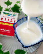 伸びる発酵乳、ヴィーリーをお試しさせていただきました😊.ヴィーリはフィンランドの食べ物で、ヨーグルトのようなもの。最大の特徴は粘り気。スプーンで救うとトルコアイスみたいに伸びます(2枚…のInstagram画像