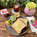 *今日の朝ごパンは、ちょっと贅沢に八天堂のとろける食パン♪.八天堂のとろける食パンは、生地にマーガリンや発酵バターを幾重にも折り込み、手間ひまをかけて作り上げた贅沢な一品。ほんのり甘い…のInstagram画像