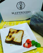 八天堂　様． ． ．とろける食パン　に、今日はたっぷりハチミツ気分💘💘 🍓を添えてほっとブランチTime🙌． ． ．　．生地にマーガリン、発酵バターがリッチに折り込…のInstagram画像