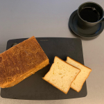 冷凍便でやってきた✈️.八天堂のとろける食パン🍞.プレーン＆チョコレート🍫.レンチン15秒で焼き立てみたいにフカフカになったよ〜💕.バターの香りが十分広がるから、何も塗…のInstagram画像