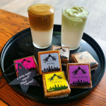 〜 今日のおやつタイム 〜ダルゴナコーヒー作りに挑戦！抹茶ver.も！！ハンドミキサーがなくて、頑張ってくれた友達に感謝ですwふわふわでした〜 お菓子は頂いたファットウィッチベーカリーのブ…のInstagram画像