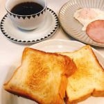 #bread ﻿#朝食﻿#今日の朝ごはん﻿﻿シンプルに﻿パンとハムエッグ🍞﻿﻿﻿このパンは﻿#八天堂　さんの﻿とろける食パン🍞﻿﻿@hattendo_o…のInstagram画像